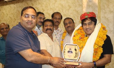 बॉलीवुड सिंगर अनिल श्रीवास्तव के फिल्मी गीतों ने समां बांधा, खूब तालियां बजी