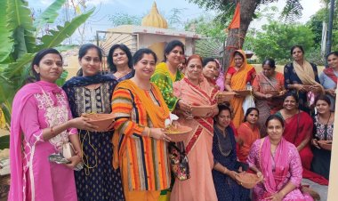 कायस्थ महासभा महिला प्रकोष्ठ भीलवाड़ा द्वारा पक्षियों के लिए परिंडे बांधे